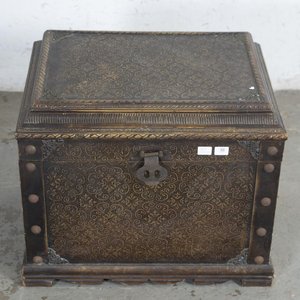 Lote anterior: Baúl Decorativo Dorado con Estampado y Herrajes
