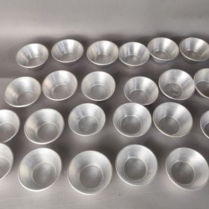 Lote siguiente: 23 Recipientes de Aluminio London Paris Montevideo