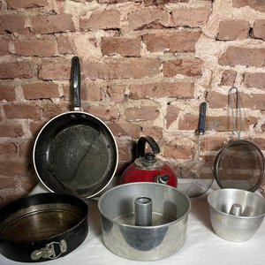 Set de Utensilios de Cocina: Sartén, Cafetera Roja, Coladores y Budineras - imagen 6