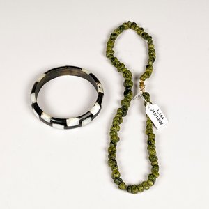 Collar de Piedras Verdes y Brazalete de Madera y Nácar - imagen 2