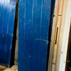 Portón Azul de Madera a Dos Hojas - imagen 2