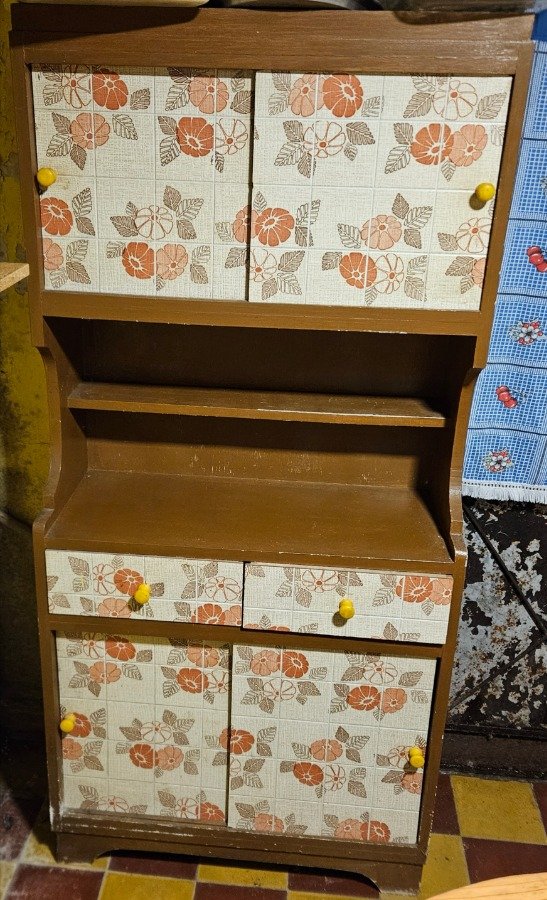 Mueble de Madera con Puertas Corredizas y Cajones