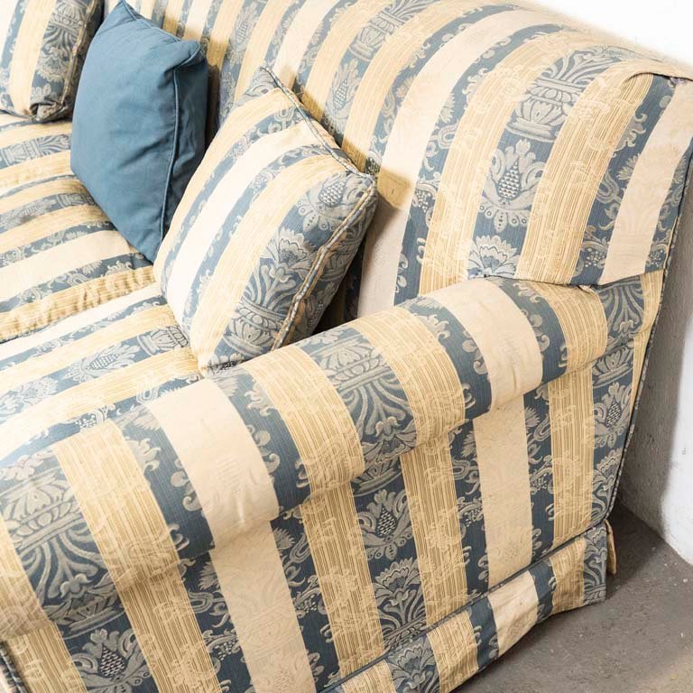 Sofá de tres cuerpos con tapizado a rayas en colores celeste y beige - imagen 3