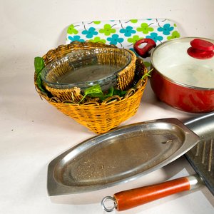 Lote de Olla Roja, Sartén Grill, Bandejas y Cesta con Recipiente de Vidrio - imagen 3
