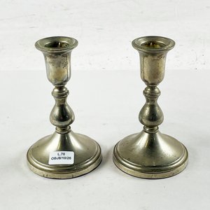 Lote siguiente: Par de candelabros en metal de 14 cm