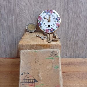 Lote siguiente: Reloj de Mesa Alemán en Bronce y Porcelana con Péndulo, Llave y Caja