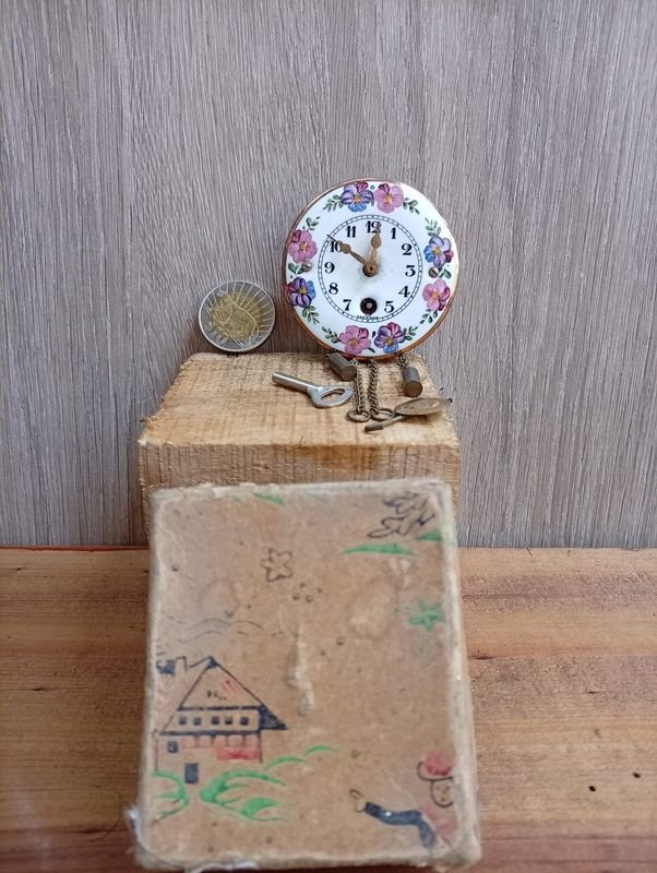Reloj de Mesa Alemán en Bronce y Porcelana con Péndulo, Llave y Caja