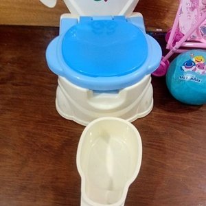 Juego de Baño Infantil: Inodoro, Cochecito y Pelota Baby Shark - imagen 4
