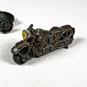 Auto de Carrera Dinky Toys Inglés y Moto Antigua de Juguete - imagen 2