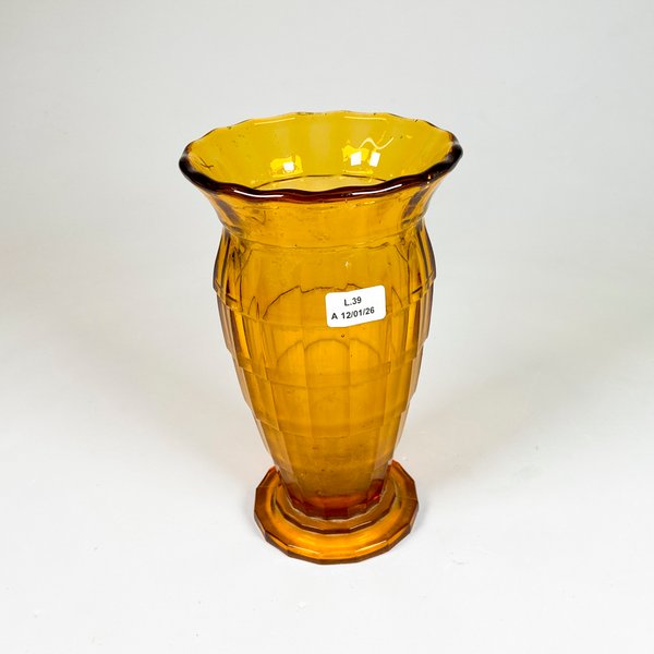 Lote siguiente: Florero de vidrio color aleman, altura 20 cm