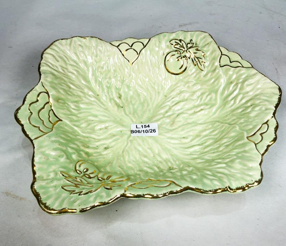 Centro de Porcelana Inglesa Verde con Hojas y Bordes Dorados - 23 cm