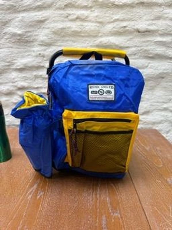 Mochila y termo de agua para viajes - imagen 3