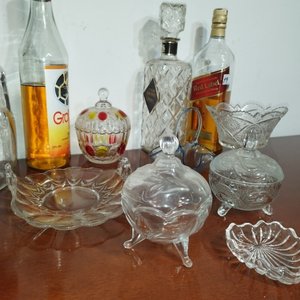  Botella de whisky y botella de grapa miel empezadas - imagen 5