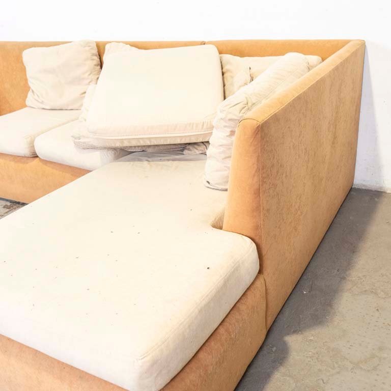Sofá en L tapizado pana naranja, con almohadones tapizados beige - imagen 3