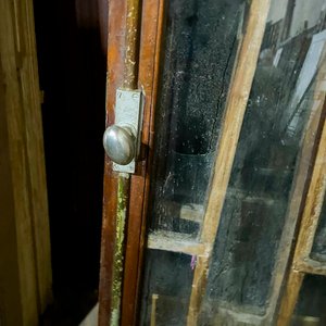 Dos Portadas de Madera y Vidrio con Detalle Arquitectónico - imagen 6