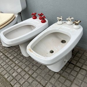 Lote de 4 Inodoros y 2 Bidets Blancos con Grifería - imagen 4