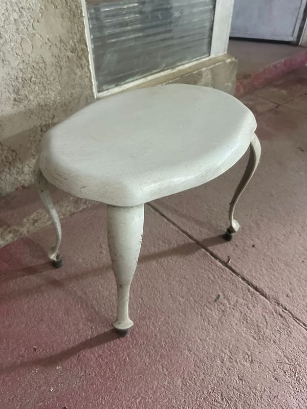 Taburete Vintage con Estilo y Características Únicas - imagen 1