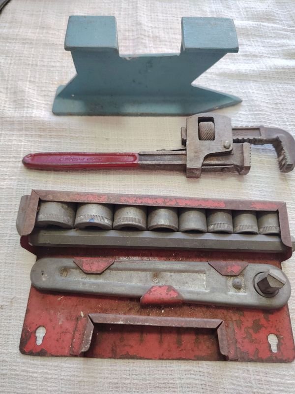 Llave de caño antigua y juego de dados - imagen 5