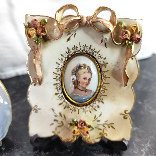 Pequeño platito ovalado en porcelana danesa, otro inglés Wedgewood y portarretratos francés con miniatura Limoges pintada a mano - imagen 4