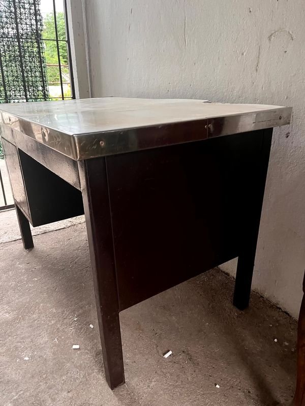 Antiguo Escritorio de Oficina en Estructura Metálica con Tres Cajones Laterales con Tiradores Metálicos - imagen 8