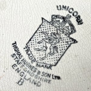 Bandeja de Loza Inglesa y Dos Bandejas de Metal con Diseños - imagen 5
