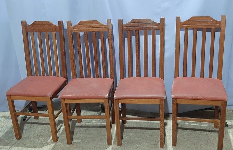 Mesa de comedor en madera con sillas tapizadas - imagen 2