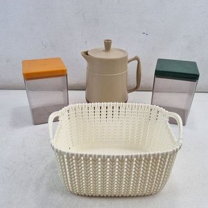 Lote de Recipientes: Canasto Texturizado, Jarra con Tapa y Contenedores - imagen 2