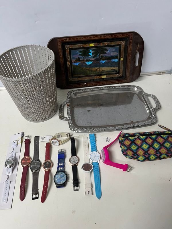 Lote de 10 Relojes, 2 Bandejas y Papelera
