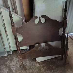 Aberturas Varias, Cama Antigua Sin Parrilla y Respaldo - imagen 2