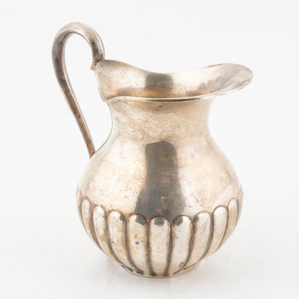 Lechera de Plata Española Antigua con Base Lobulada - imagen 1
