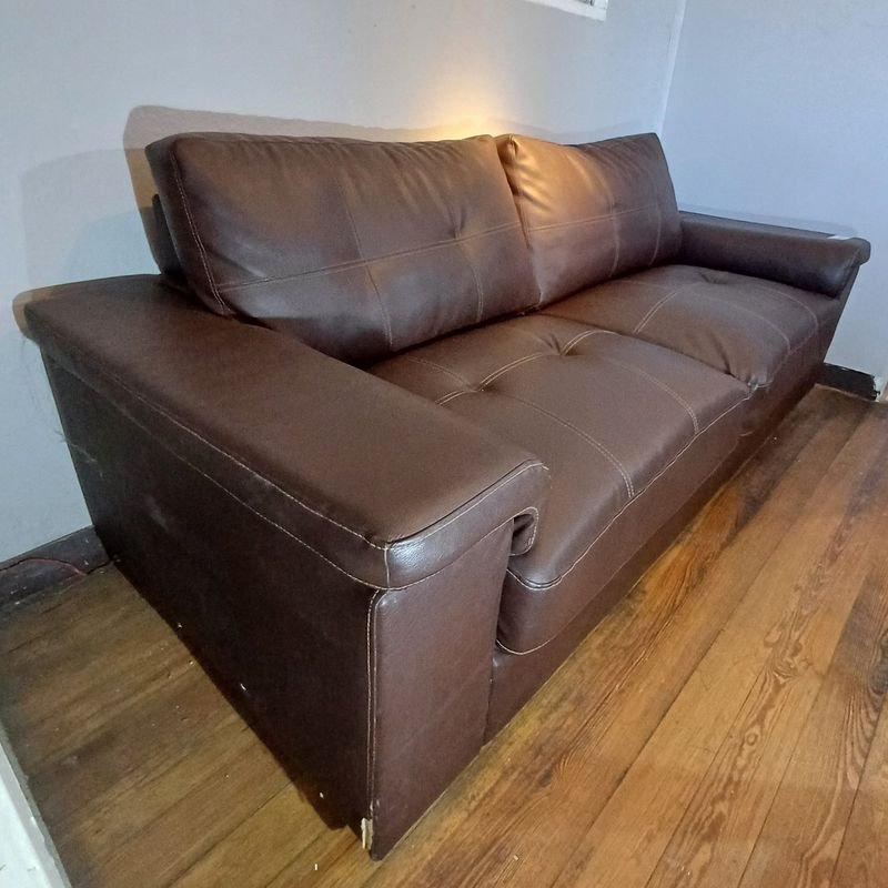 Sillón de 3 cuerpos en cuerina. Medidas: 2,08m x 86cm x 87cm de alto. - imagen 3