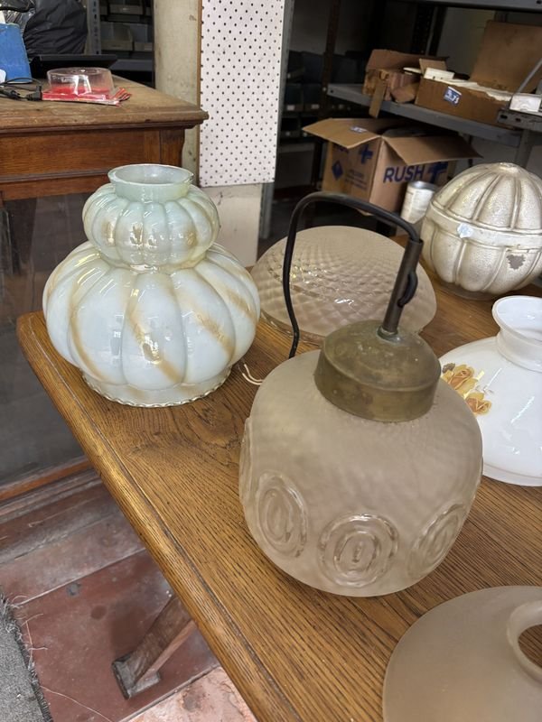 Lote anterior: Lámparas de estilo vintage de diferentes tamaños y colores