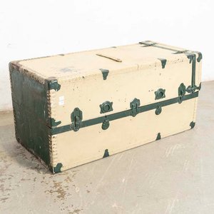 Lote anterior: Baúl Ropero Antiguo de Viaje de Chapa y Cartón