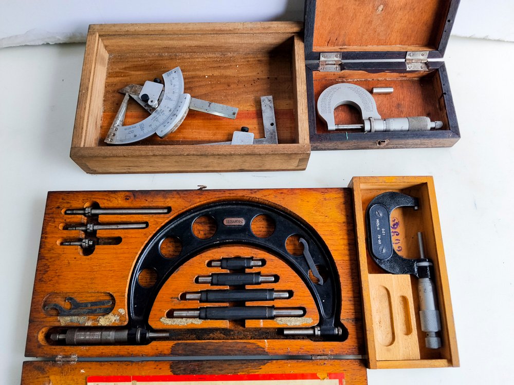 Juego de Micrómetros y Transportador de Ángulos en Estuche