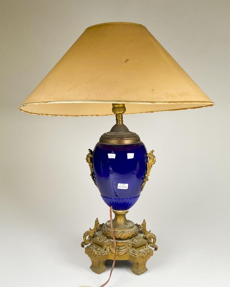 Lámpara de loza azul y bronce, con base labrada ,altura 46 cm con pantalla