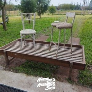 Lote siguiente: Cama tipo taburete y silla de madera