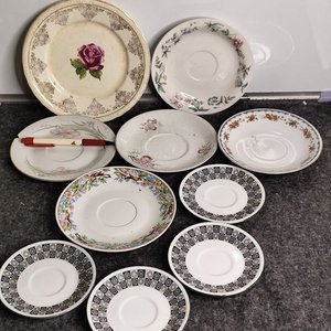 Lote de 10 piezas de cerámica variadas: platos y tazas - imagen 1