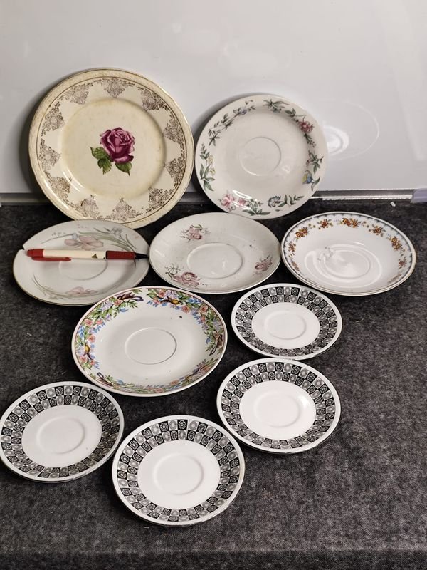 Lote de 10 piezas de cerámica variadas: platos y tazas