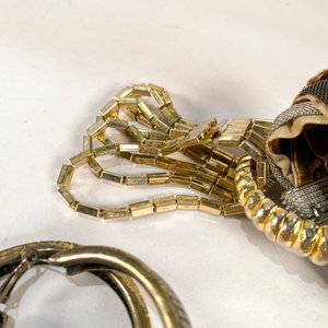 Lote de 8 Piezas: 2 Pares de Aretes y 6 Brazaletes Variados - imagen 5