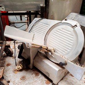 Maquina de cortar fiambres de acero inox , ( no prende ) - imagen 2
