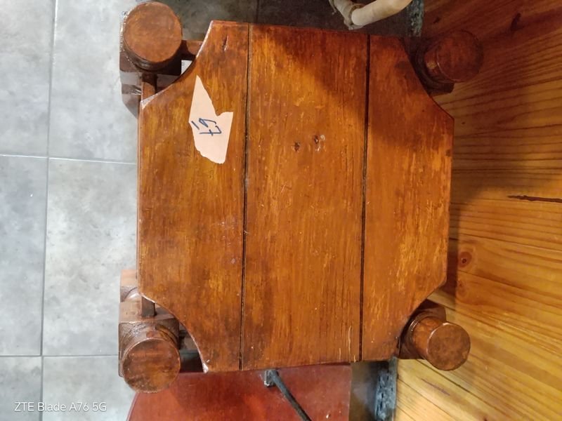Lote siguiente: Mesa de madera con diseño antiguo