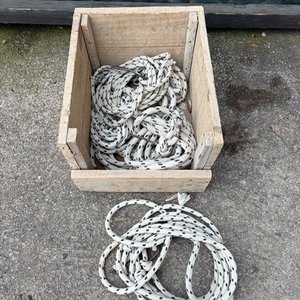 Lote siguiente: Cajón de Madera con Rollos de Cuerda