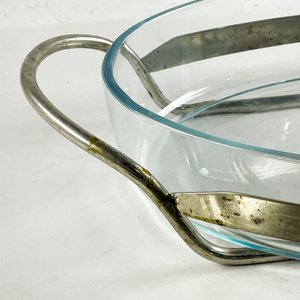 Fuente oval en vidrio con soporte y tapa de metal de 35 x 24 cm - imagen 3