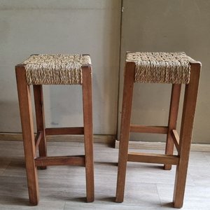 Par de Banquetas Altas de Madera con Asiento Tejido en Fibra - imagen 2