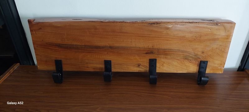 Lote siguiente: Perchero rustico en madera con perchas de hierro