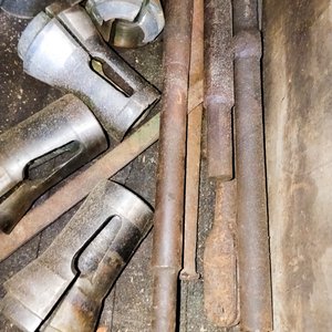 Cajón de madera con: mechas varias, boquilla, mandril con detalles, base taladro - imagen 4