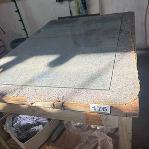 Lote siguiente: Mesa de Trabajo de Madera con Estantes y Vidrio