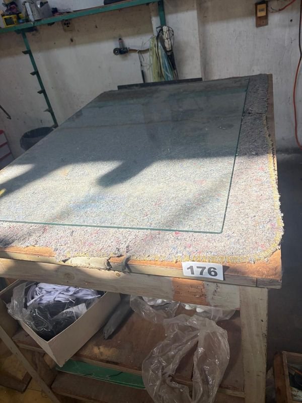 Mesa de Trabajo de Madera con Estantes y Vidrio