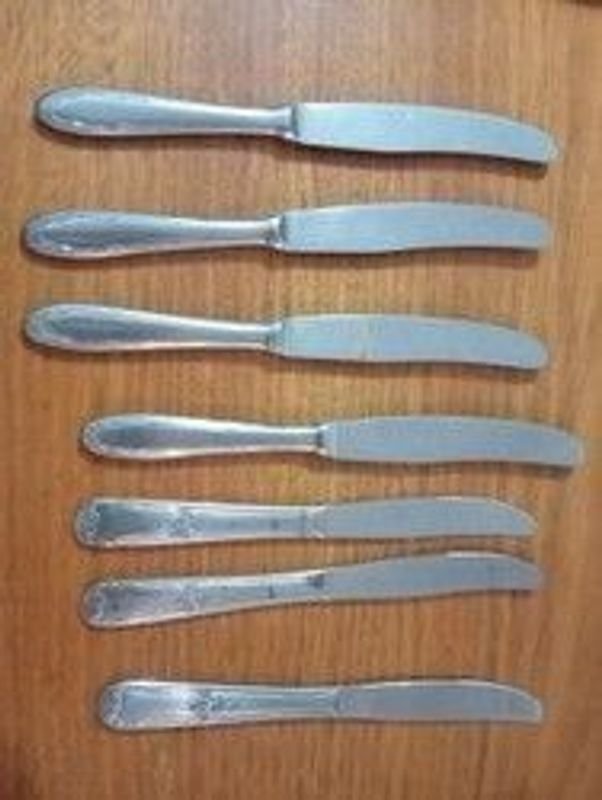 Lote de cuchillos y bandeja de metal blanco