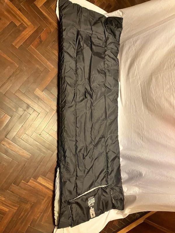 Sobre de dormir de la marca Quechua (Decathlon), específicamente el modelo S20 Basic
